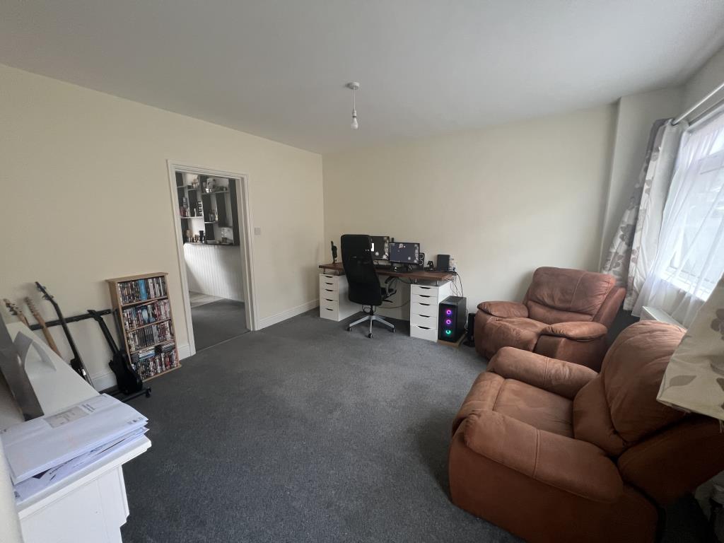 Lot: 33 - FREEHOLD INVESTMENT ARRANGED AS TWO FLATS - General view of living room Ground Floor/lower Flat